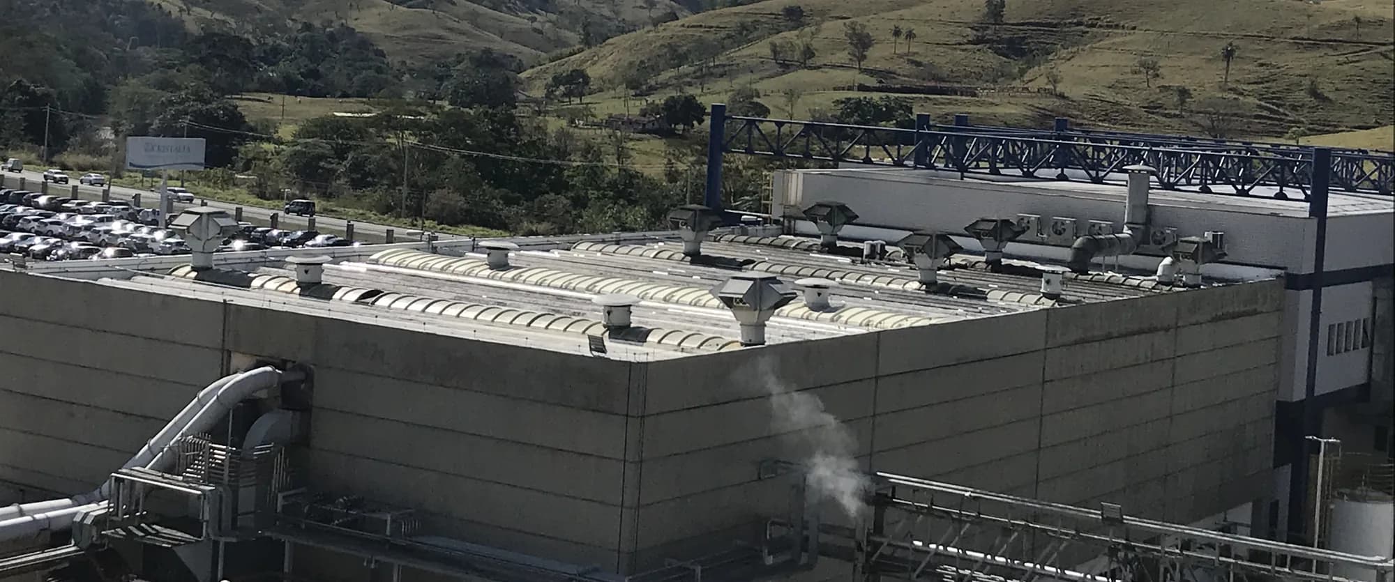 Exaustores e insufladores instalados na cobertura de planta industrial