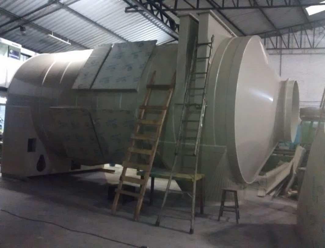 Corpo cilíndrico de equipamento em fabricação dentro da fábrica