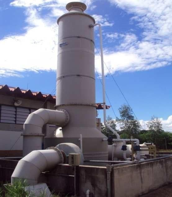 Lavador de gases vertical instalado em área externa com dutos e tubulação lateral