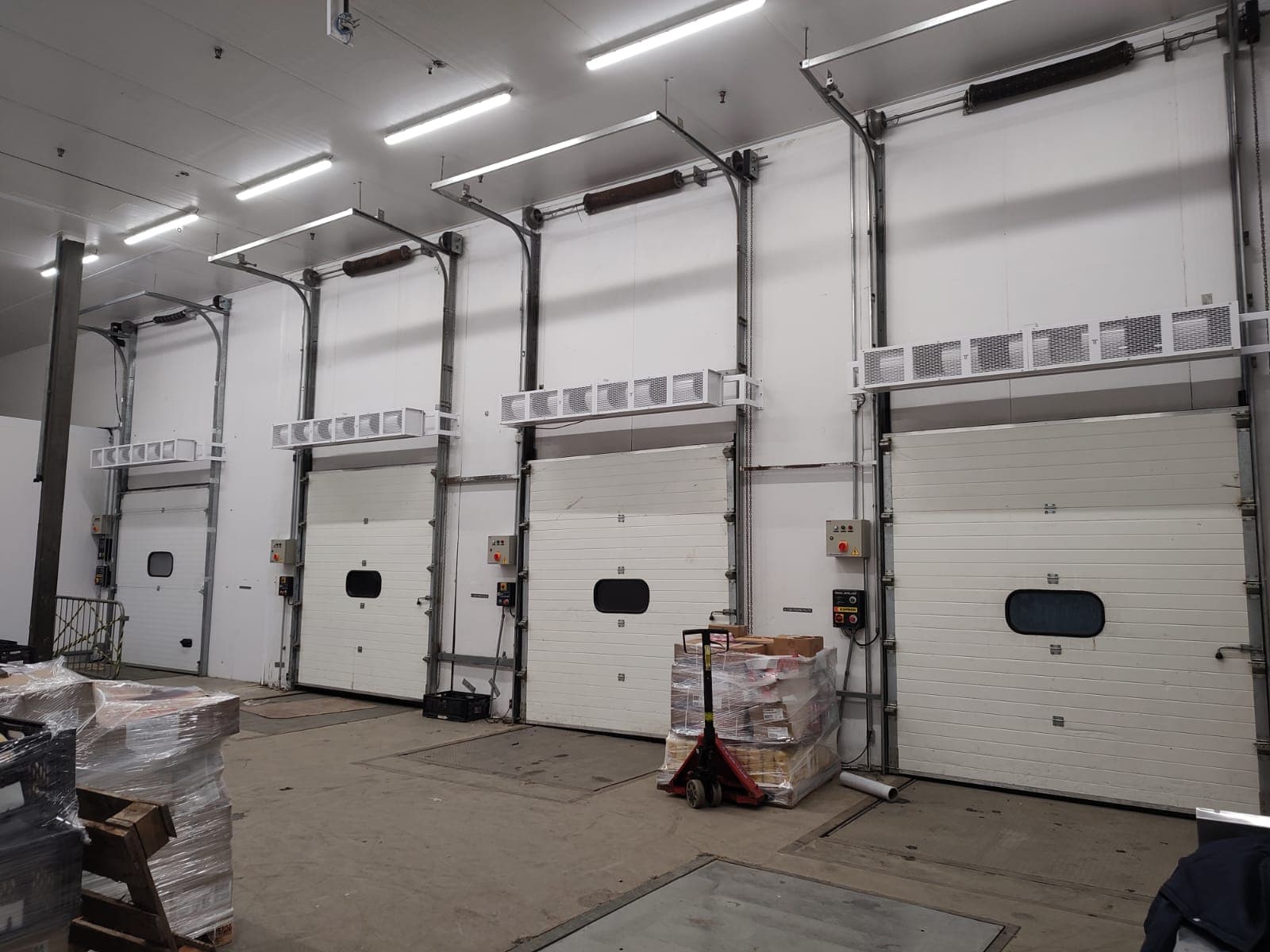 Cortinas de ar industriais instaladas em uma sequência de docas refrigeradas