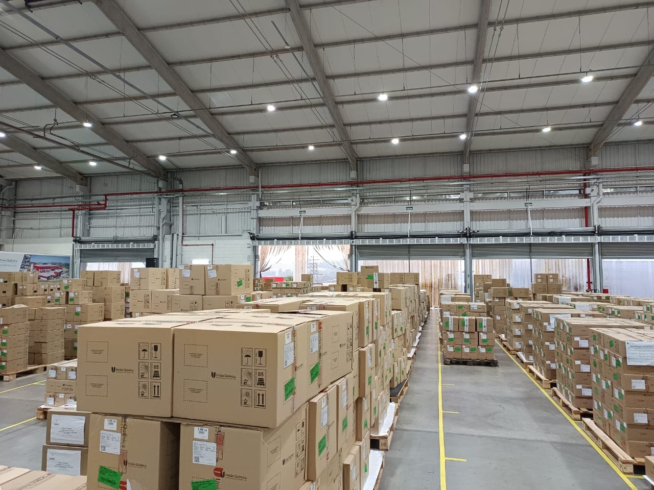 Linha de cortinas de ar industriais instalada em acessos de uma operação farmacêutica
