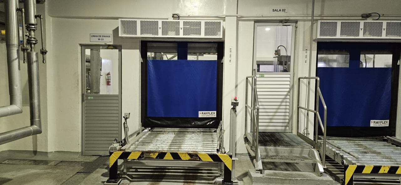 Cortinas de ar acima de portas de uma linha de envase