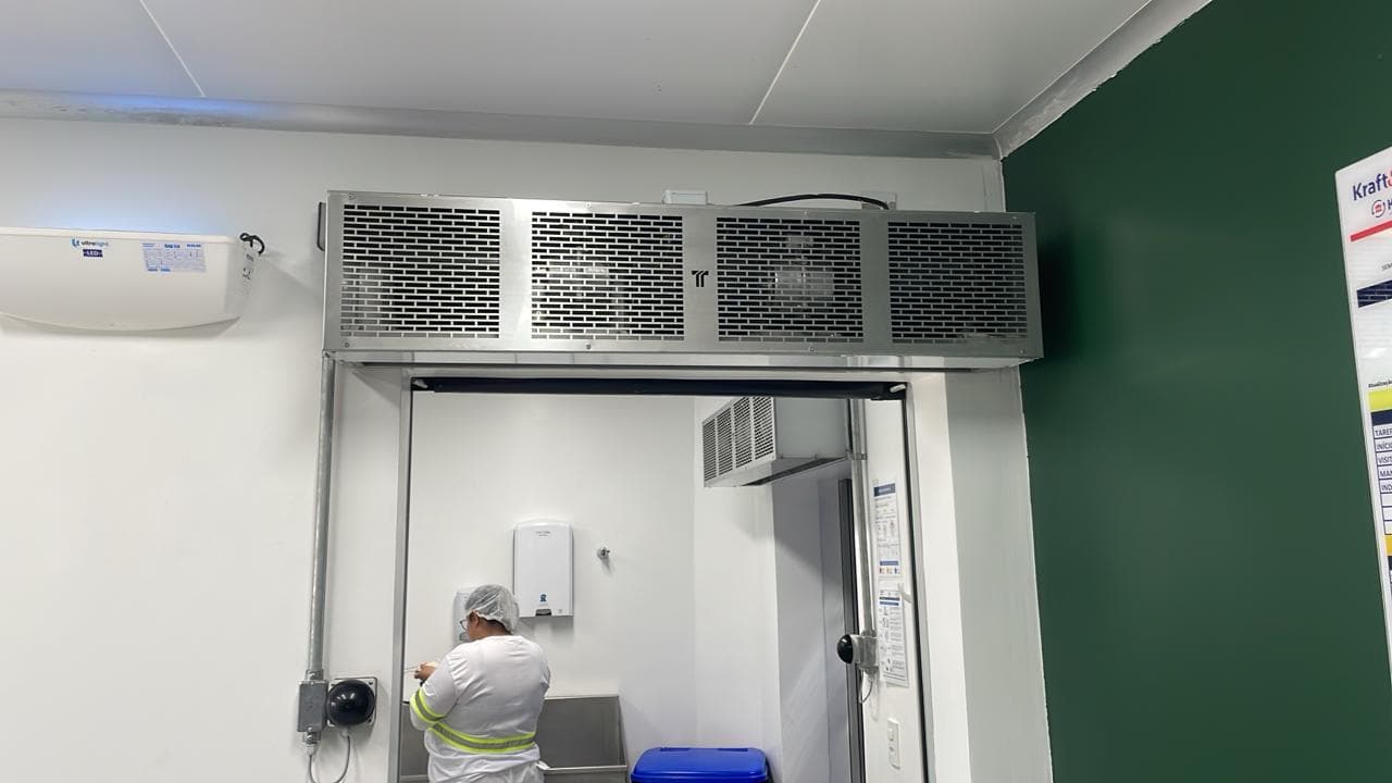 Cortina de ar em aço inox instalada no acesso de uma área de produção controlada