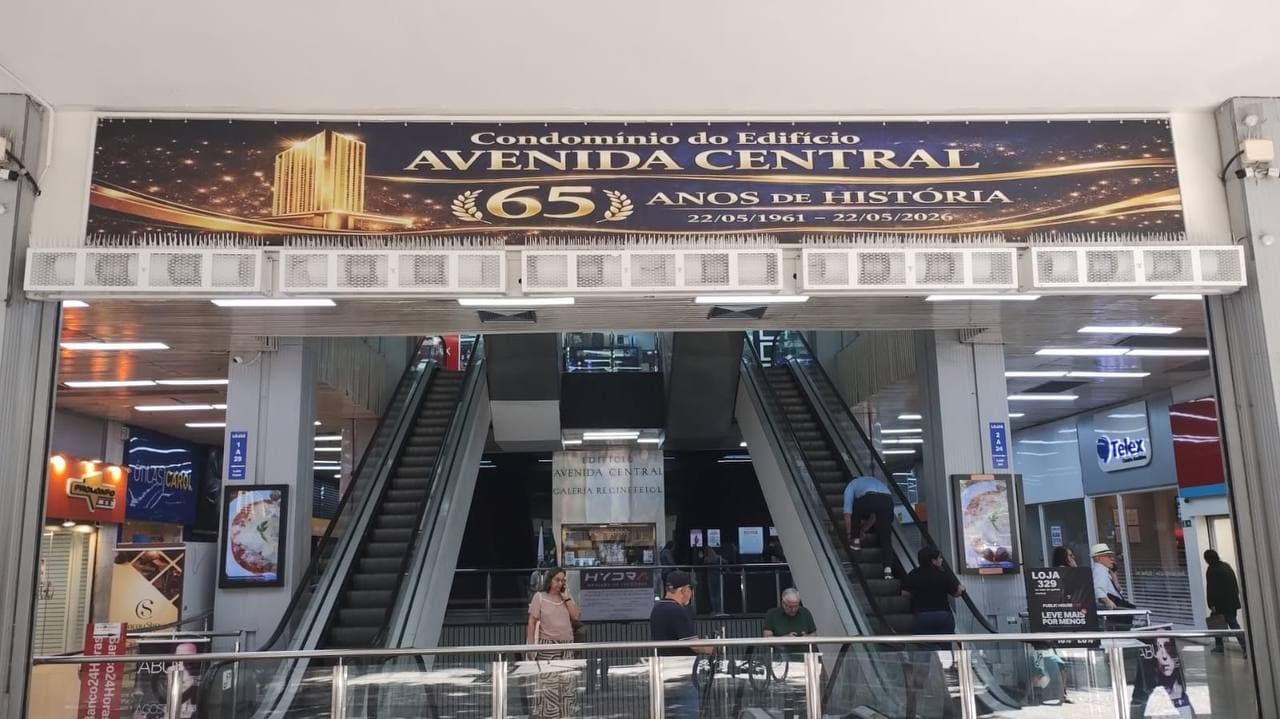 Cortinas de ar alinhadas sobre entrada de galeria comercial com escadas rolantes