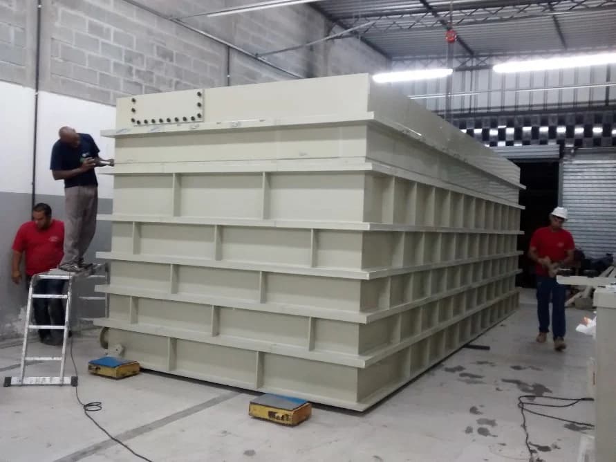 Tanque prismático de grande porte com reforços estruturais em fabricação