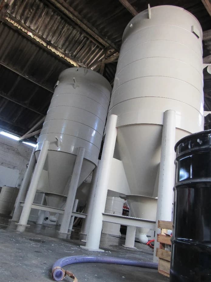 Tanques cilíndricos com fundo cônico e bases estruturais da linha com agitadores
