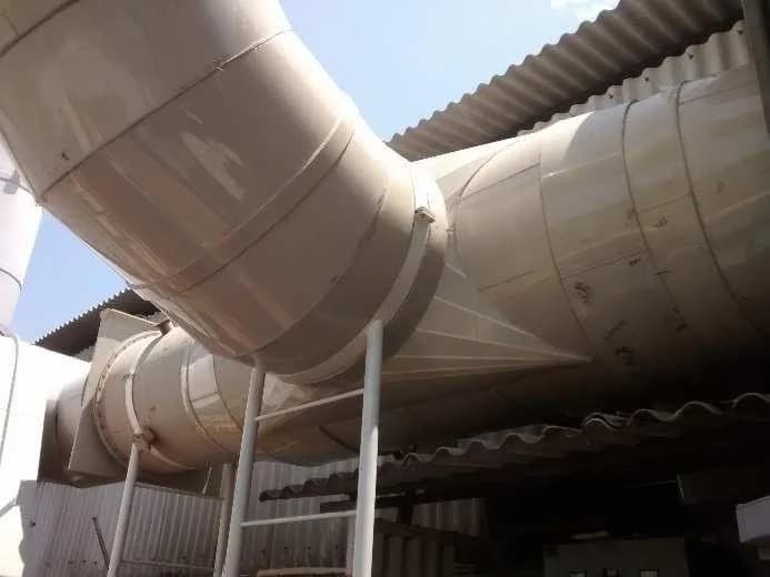 Rede de dutos industriais instalada em área técnica