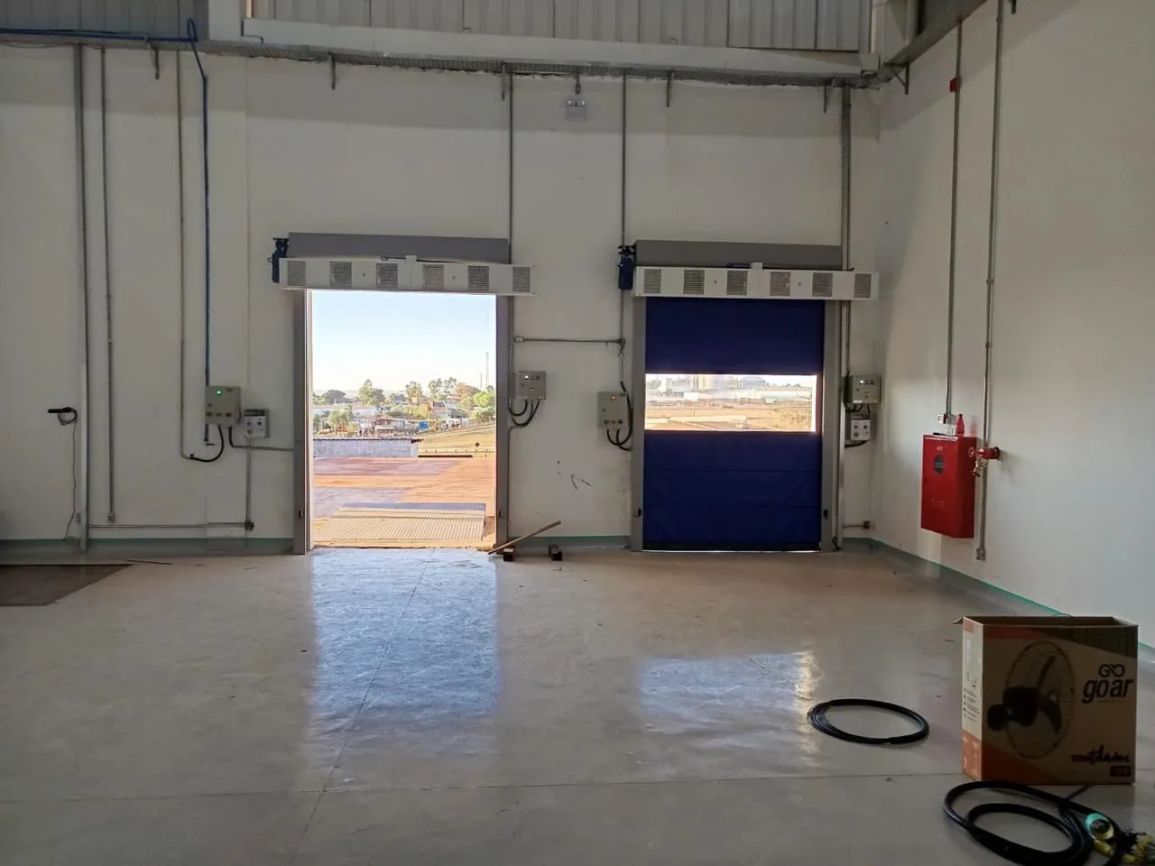 Cortinas de ar Tecnolatina instaladas sobre portas industriais