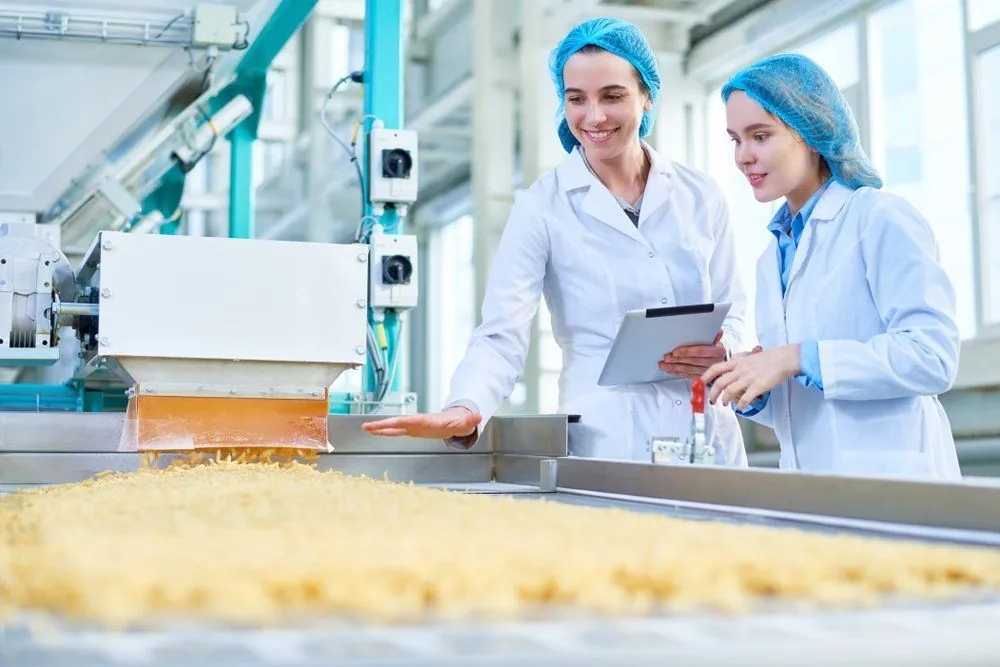 Técnicas de higiene verificando armazenamento de alimentos com cortina de ar