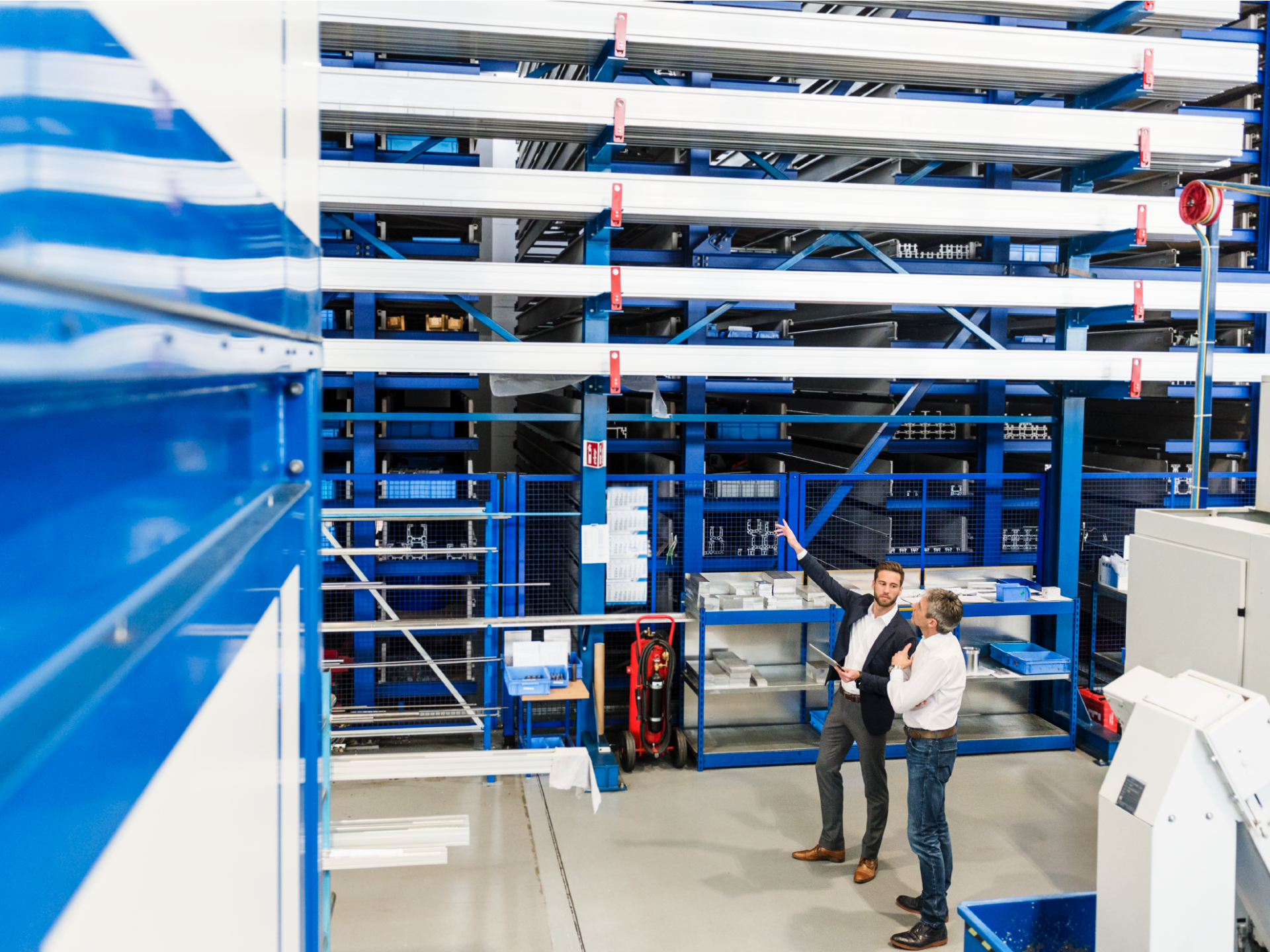 Engenheiros discutindo como será feita a climatização industrial na fábrica