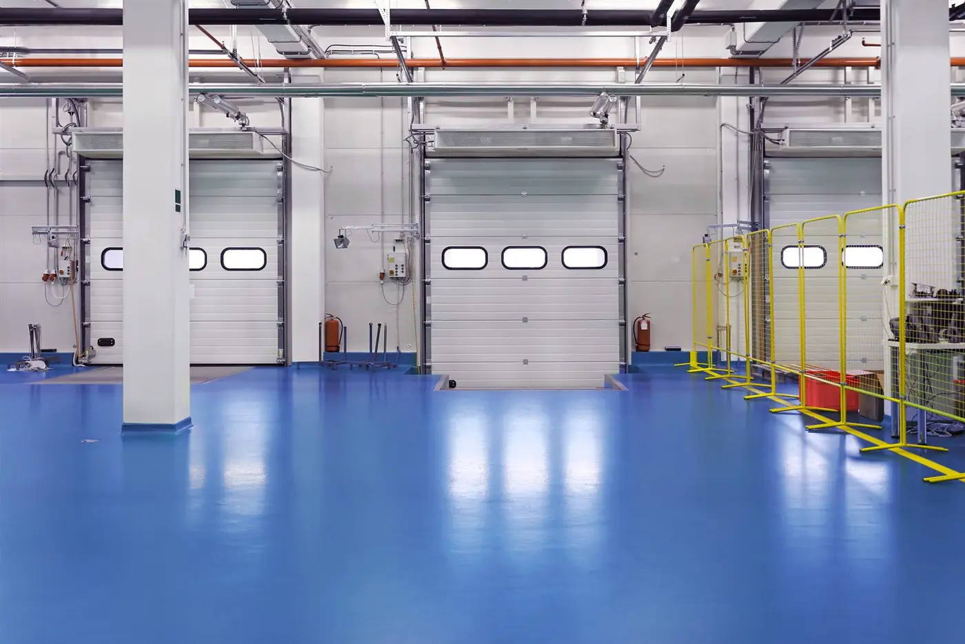 Cortina de ar instalada sobre porta em ambiente climatizado