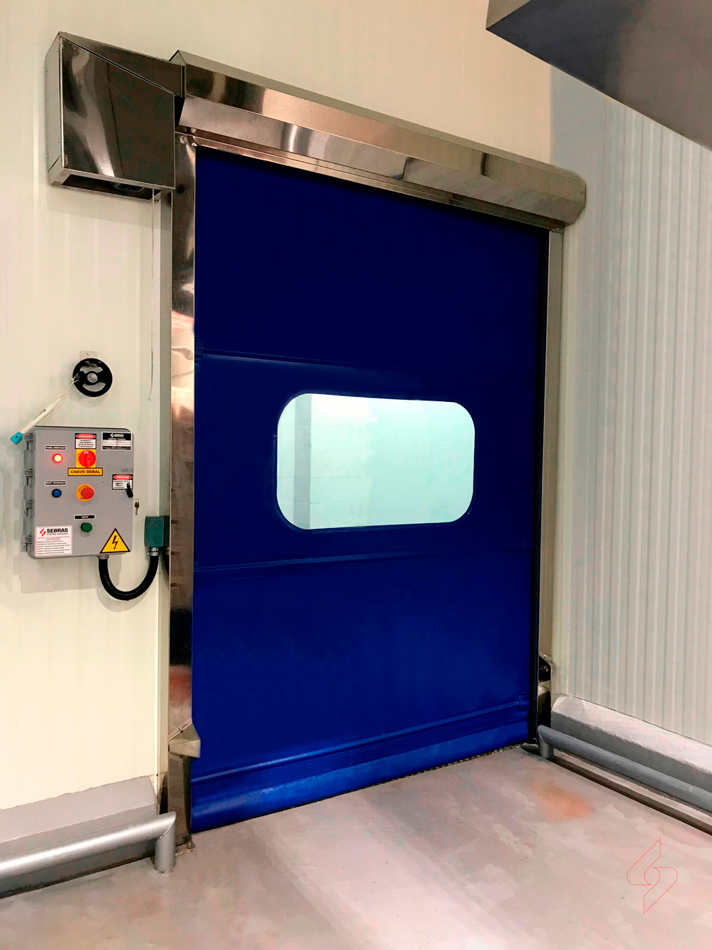 Porta rápida industrial Tecnolatina — destaque para sistema de vedação e motor trifásico